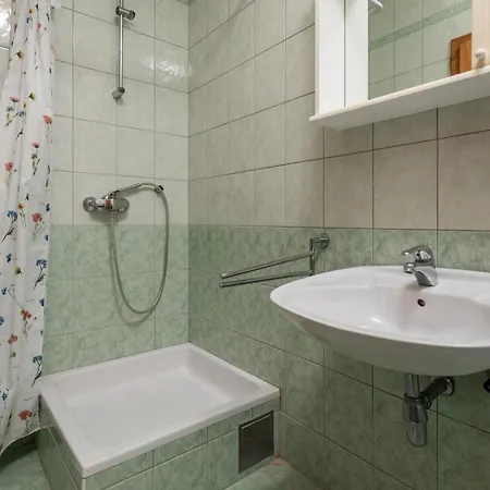Amazing In Barbat-rab With Wifi Apartment Barbat na Rabu